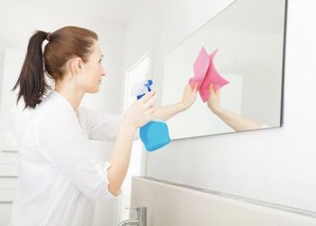 Hướng dẫn làm sạch gương nhà tắm nhanh chóng, đơn giản