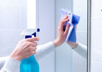 Cach-ve-sinh-guong-phong-tam-sach-bong-nhu-moi